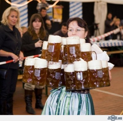 Oktoberfest-Waitress-serves-mugs-of-beer.jpg