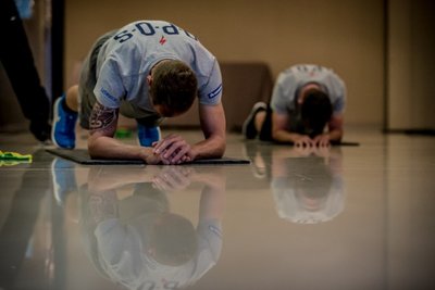 boonen and cavendish doing plank.jpg